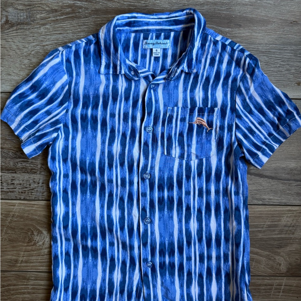 Tommy Bahama Blue and White Striped Tie-Dye Short Sleeve Button-Up size 6